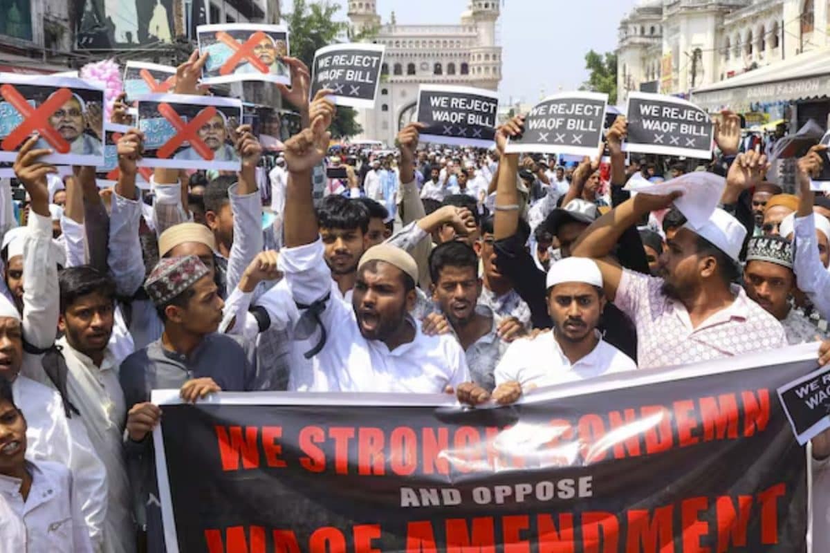 Kolkata Top Cop’s Stern Directives: Focus On Pakistani Flag Surveillance, Waqf Law Protests