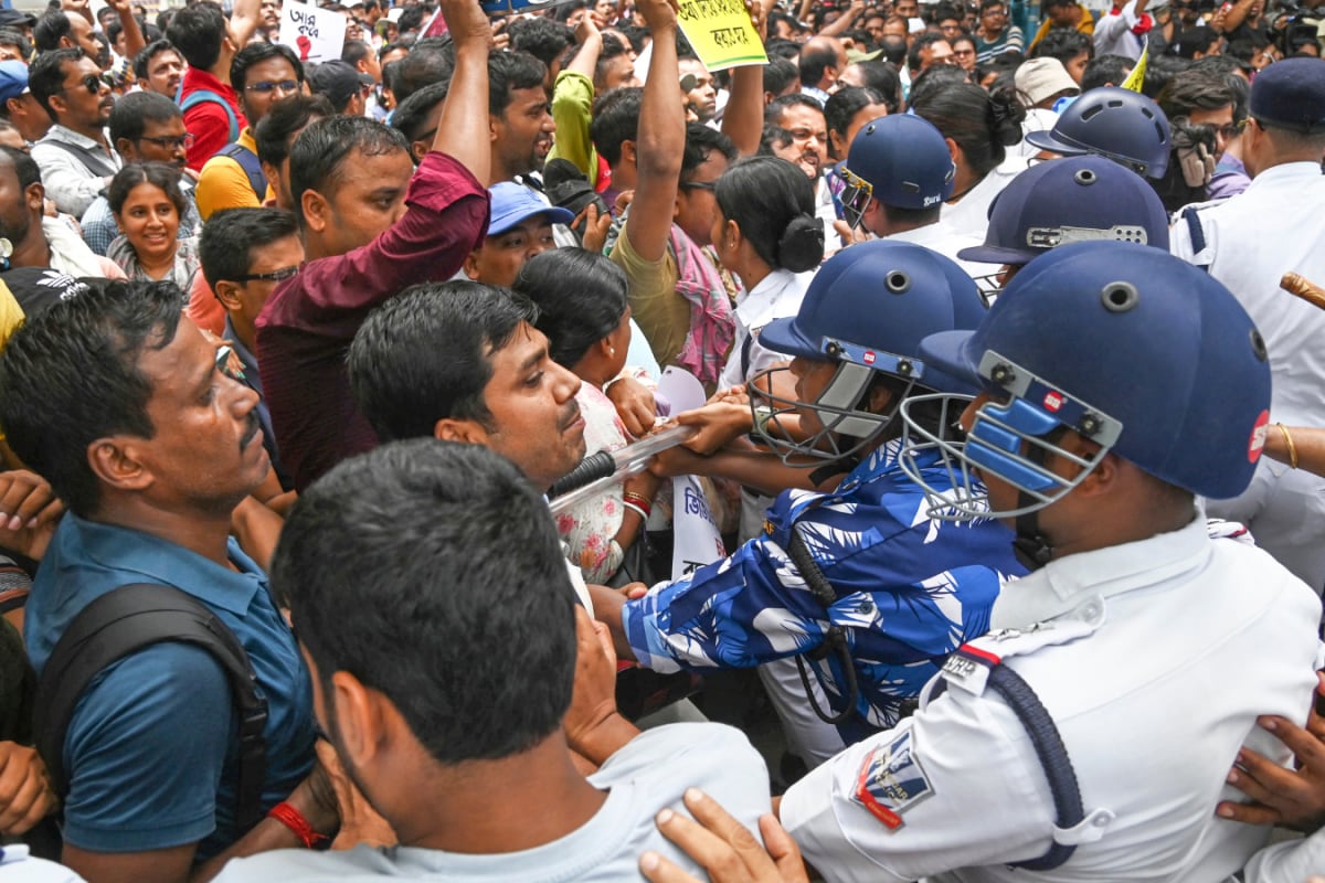 Sacked Bengal Teachers Clash With Police During Protest In Kolkata | Video