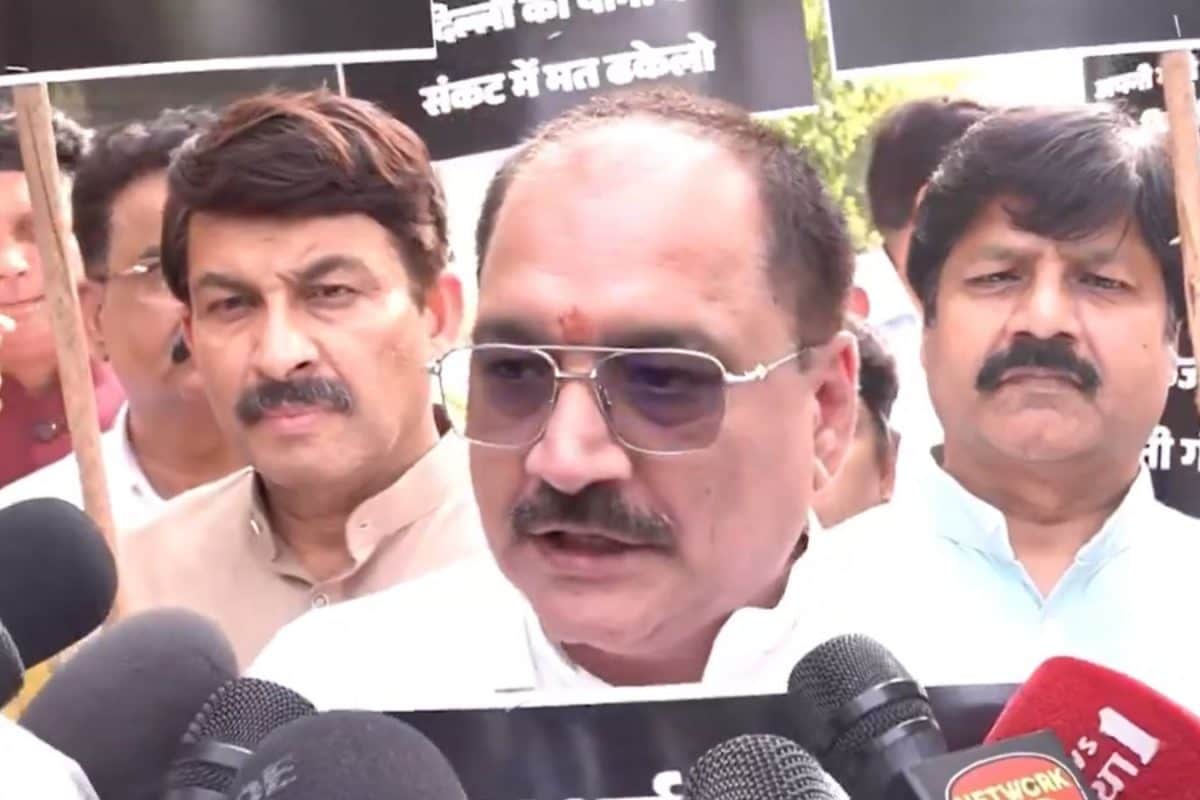 BJP Protests Against AAP At Kejriwal’s Residence Over Delhi Water Being ‘Stopped’ In Punjab