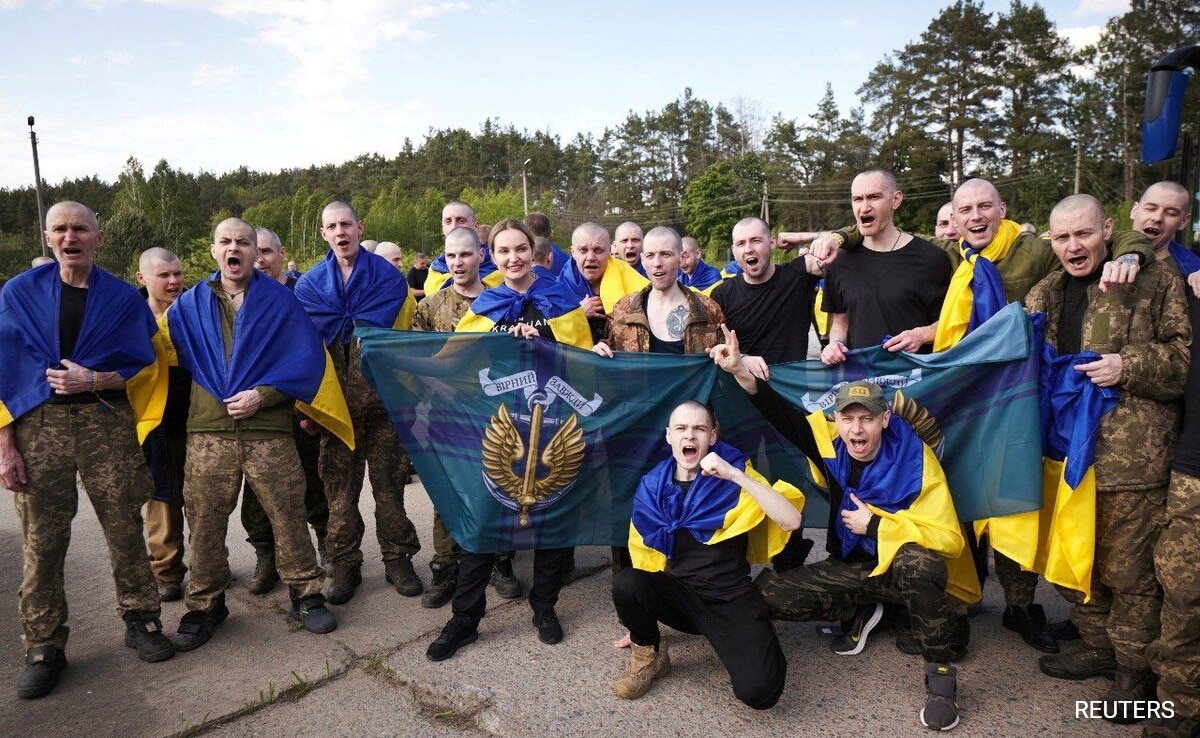 Russia, Ukraine Each Free First 390 Prisoners In Start Of War’s Biggest Swap