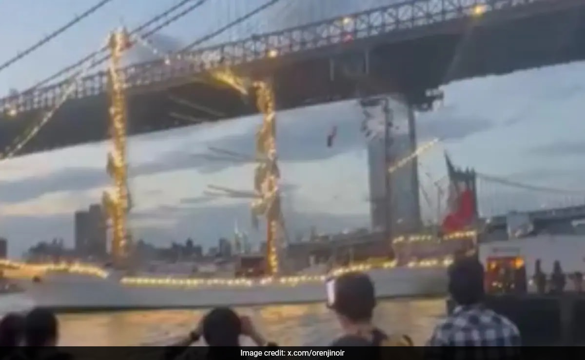Mexican Navy Training Vessel Hits New York’s Brooklyn Bridge