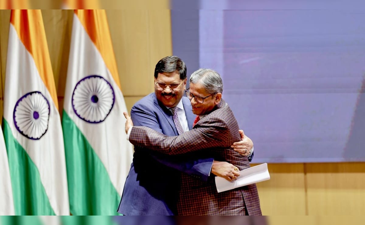 Brother’s Hug, “Integrity” Advice: Former, Incoming Chief Justices’ Bonhomie