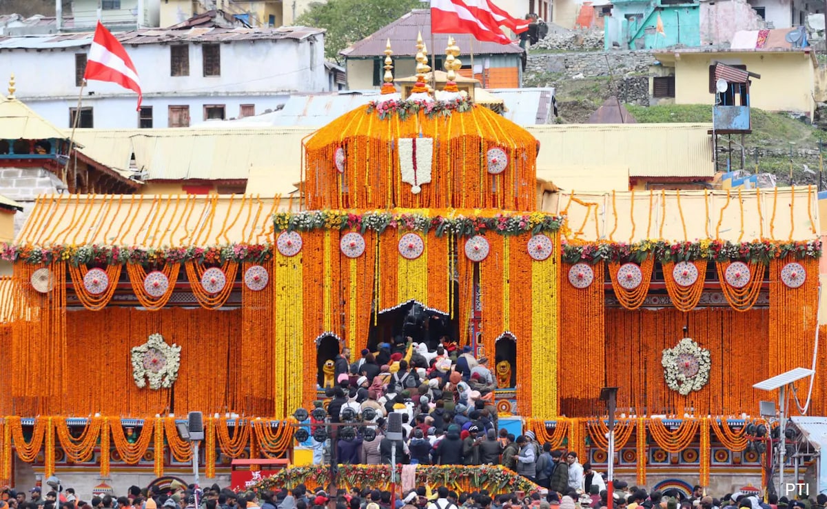 Badrinath Temple Reopens After 6 Months, Decorated With 15 Tons Of Flowers