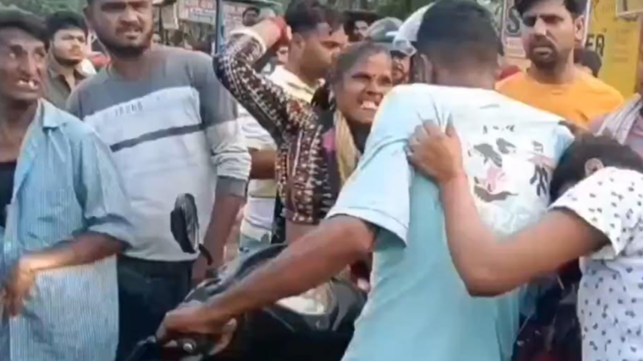 Parents catch son, girlfriend eating chowmein, thrash them in public in Kanpur