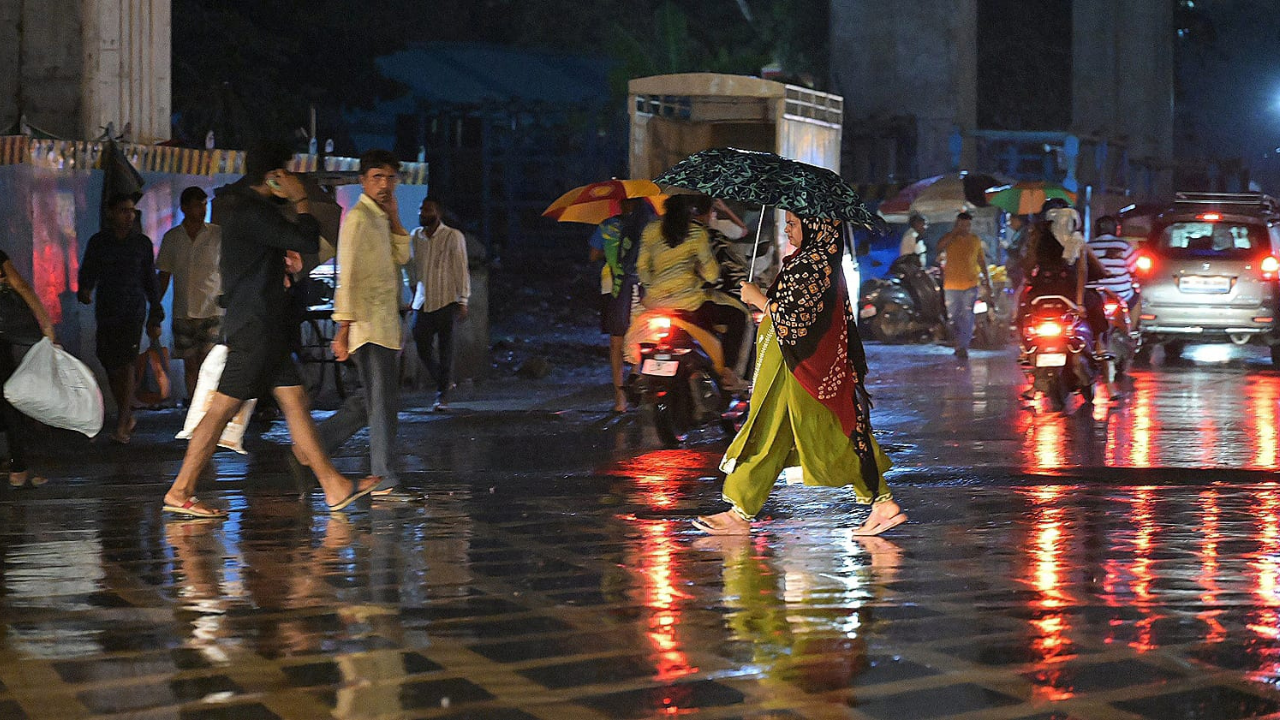 Heavy rain causes Mumbai waterlogging: IMD issues orange, red alerts