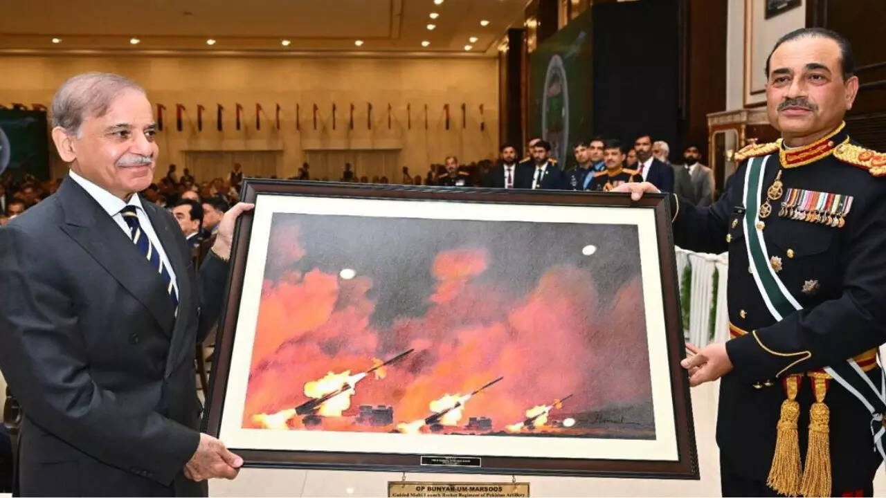 Fake-ul-Bunyan: Pak PM gifts Asim Munir bogus photo of war with India
