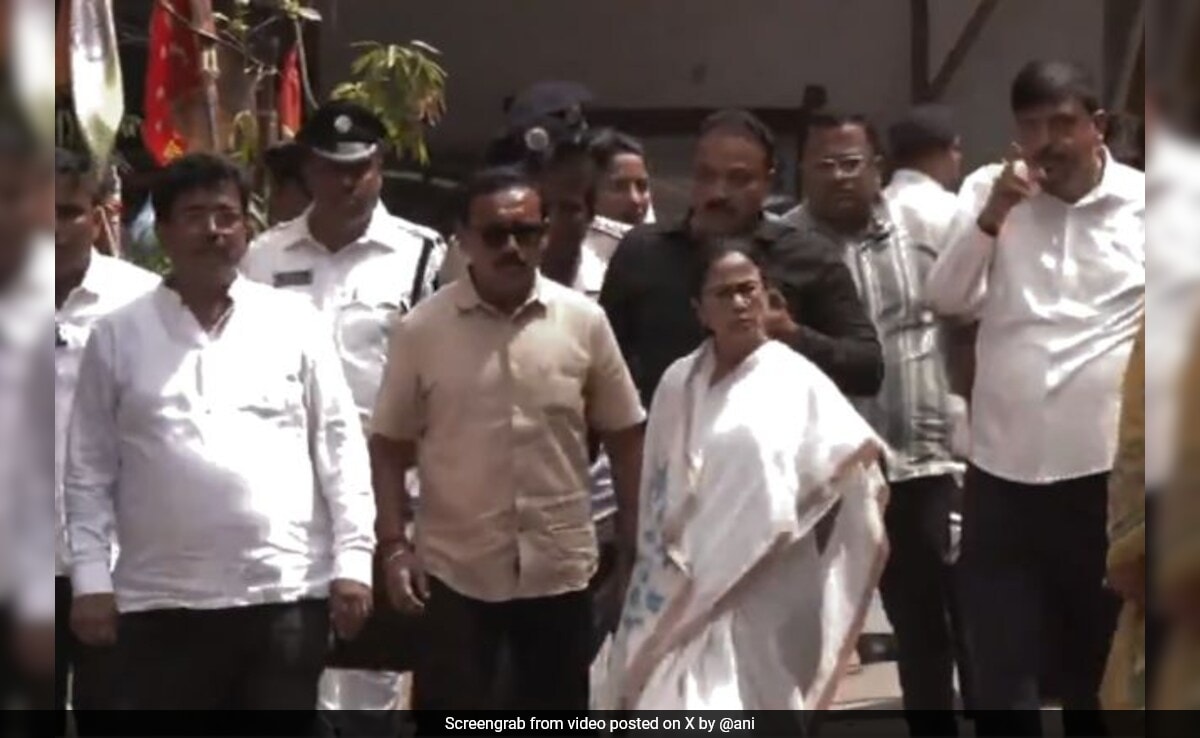 Mamata Banerjee Visits Fire-Ravaged Hotel, Promises Action Against Guilty