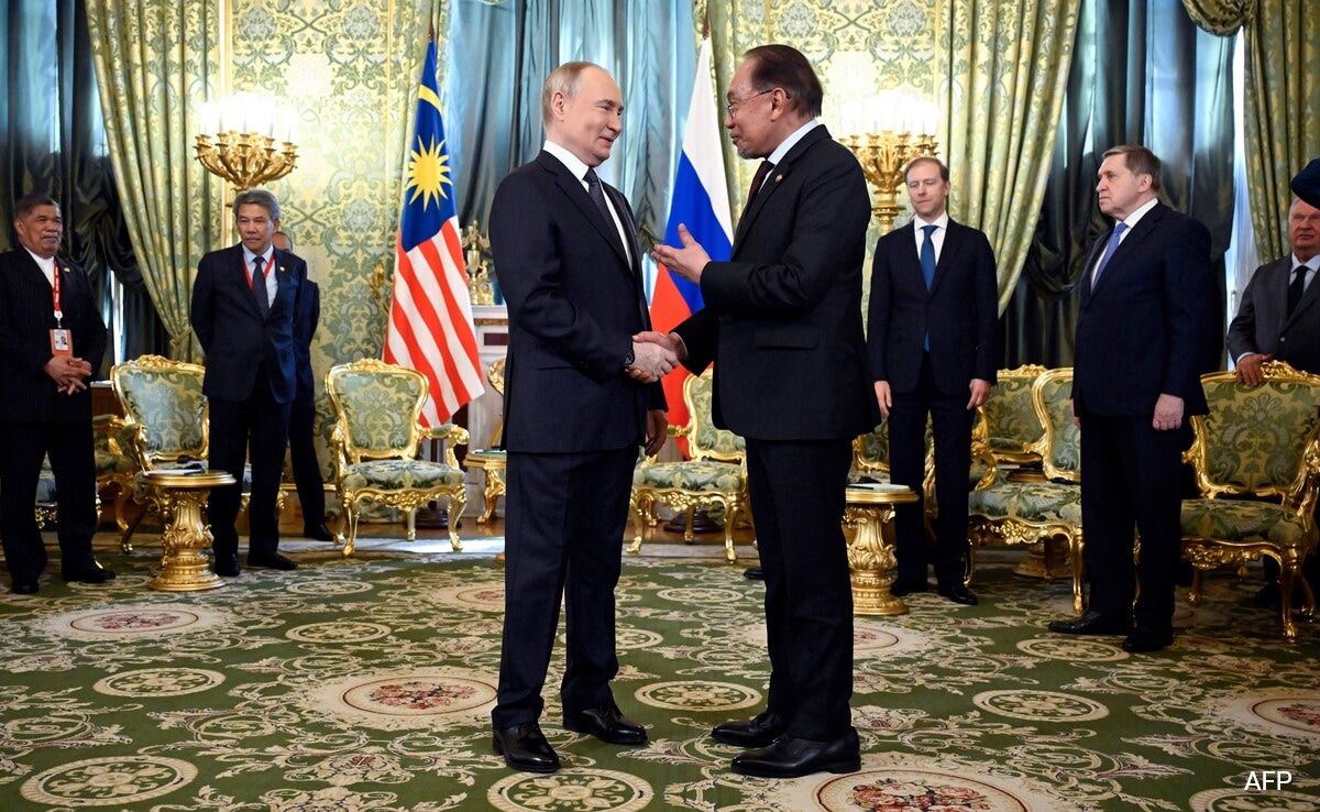 Vladimir Putin’s Banter With Malaysian PM Over “Second Wife” Is Viral