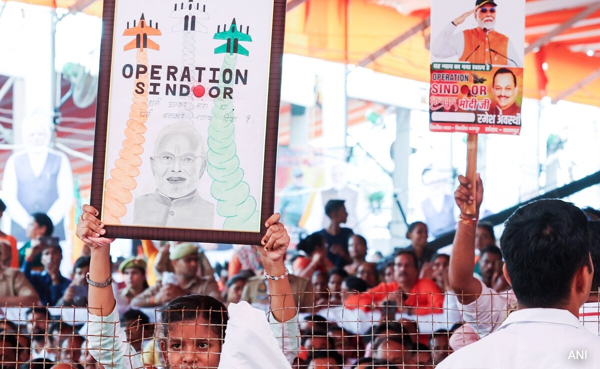 PM Modi Accepts Operation Sindoor Portrait From Class 7 Girl In Kanpur