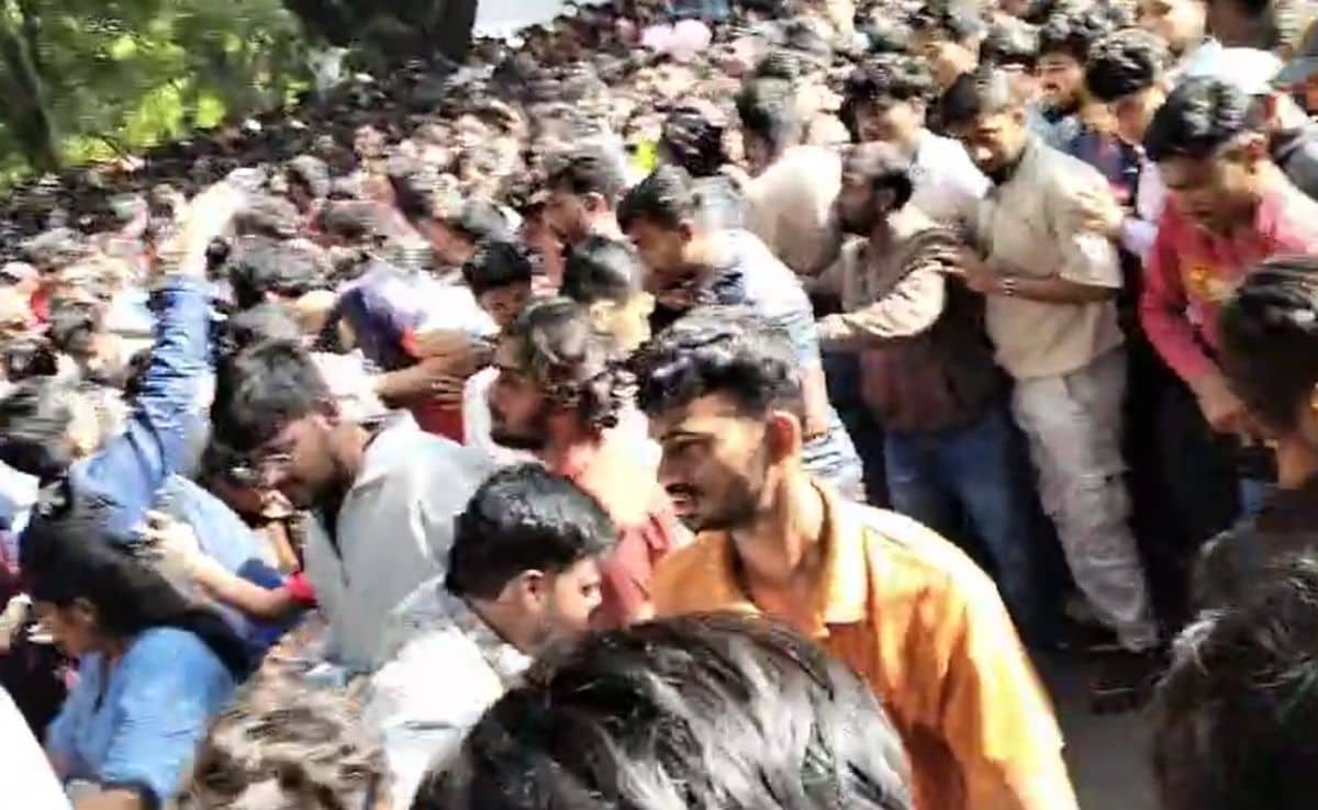 “Approximately 8 Lakh People Showed Up”: Karnataka Home Minister On Stampede