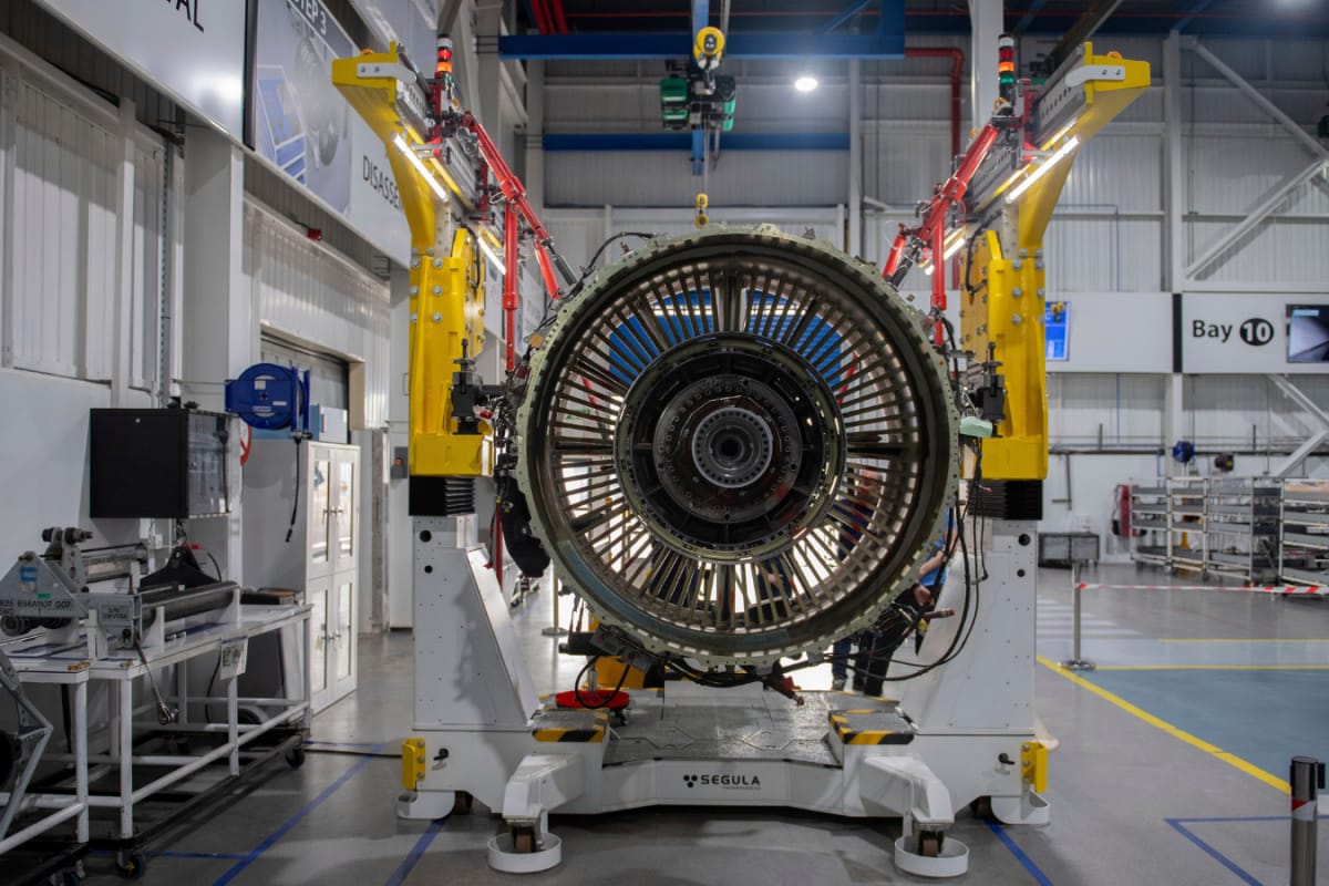 Chicken Gun Test: This Cannon Fires A Real Bird At The Aircraft’s Windshield, Wing, Engine