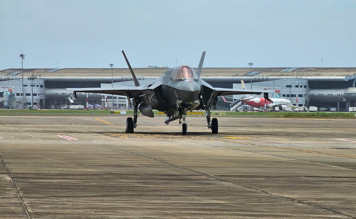 After 2 Weeks Of Saying No, UK Agrees To Move Stranded F-35B To Kerala Hangar