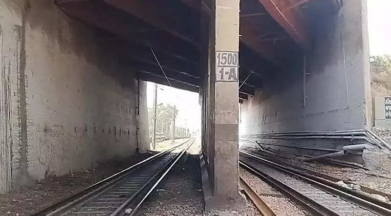 Chips and cola in hands, man holds 4 sons on tracks till train crushes them; ignores pleas to let go