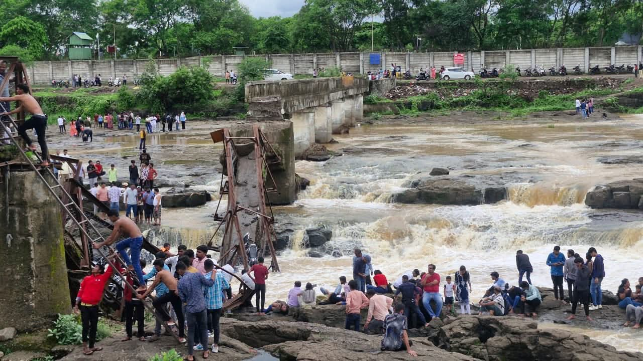 Bridge across Indrayani river collapses near Pune, 10–15 feared trapped