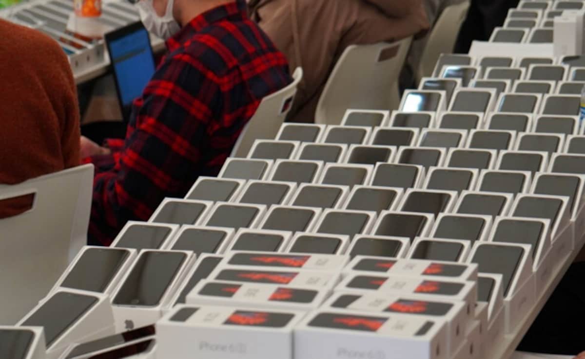 India’s Mobile Phone Exports Rise 127 Times To Rs 2 lakh Crore In 10 Years