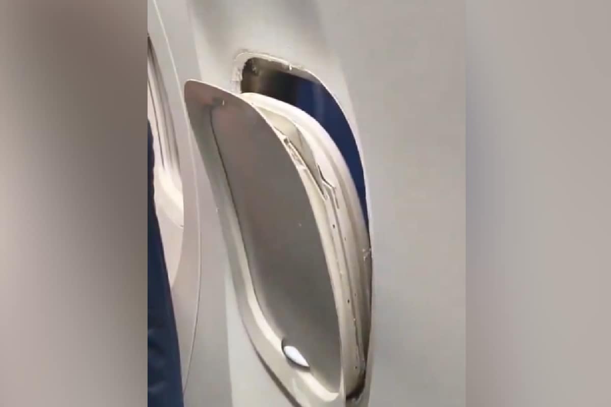 SpiceJet Flight Window Panel Comes Loose Mid-Air, Airline Assures No Cabin Pressure Loss