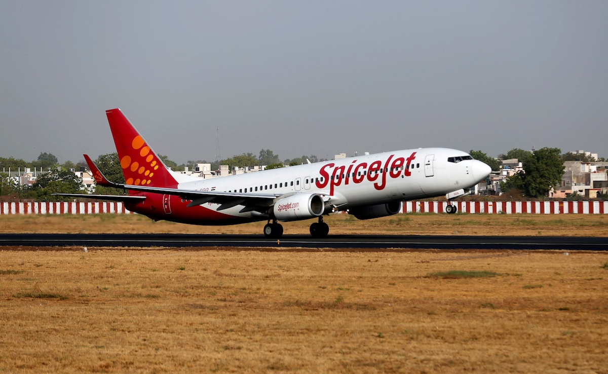 Chaos On SpiceJet Flight After 2 Passengers Try To Forcibly Enter Cockpit
