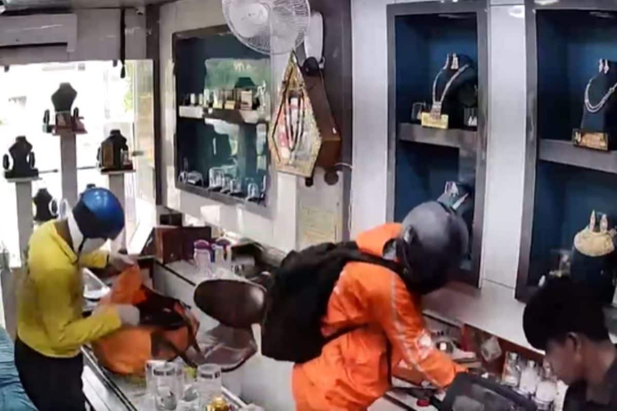 On Cam: Disguised As Delivery Agents, 2 Men Rob Ghaziabad Jewellery Shop In Broad Daylight