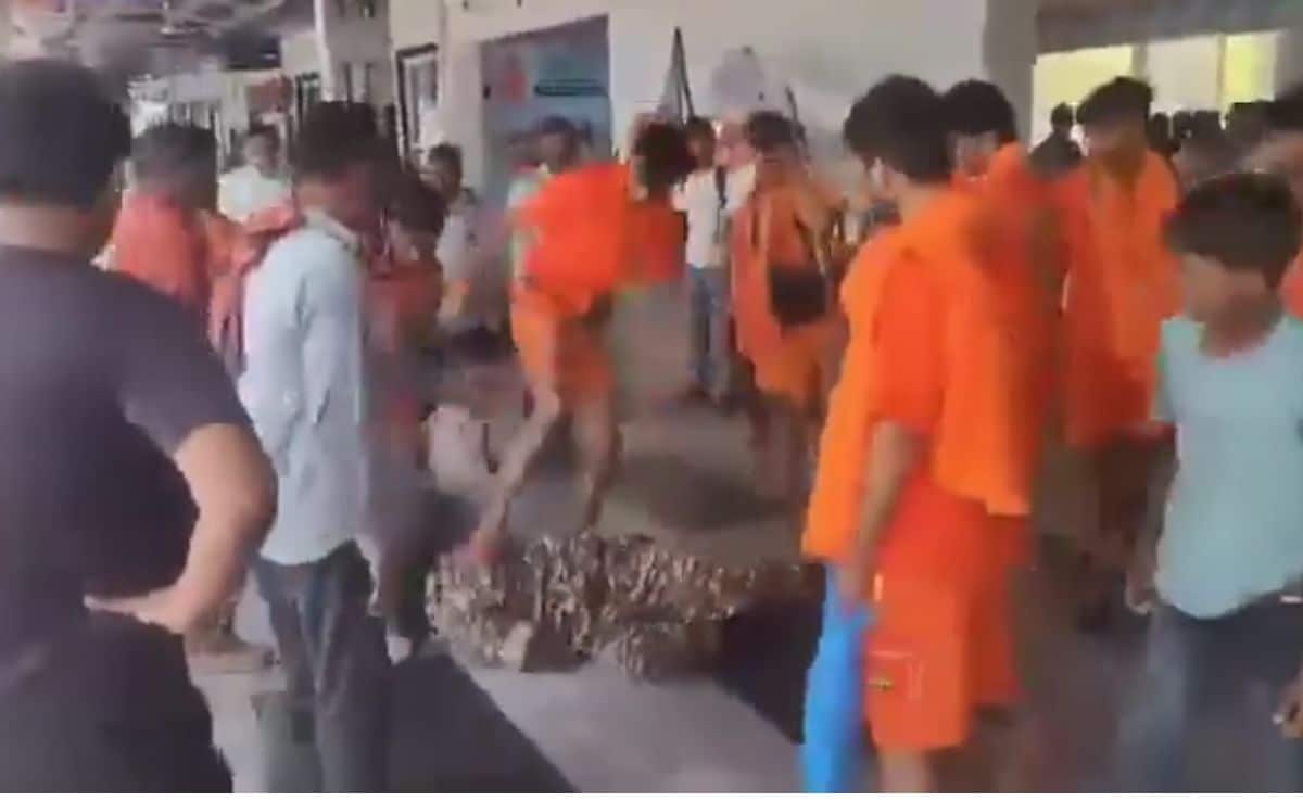 Soldier Punched, Kicked, Pushed To The Ground By Kanwariyas At UP Station