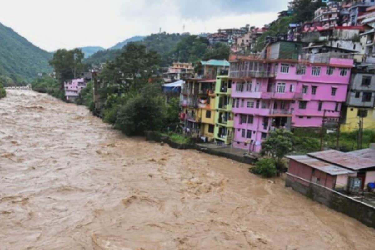 Heavy Rain Batters Himachal: Orange Alert Issued For 7 Districts, Mandi–Manali NH Blocked