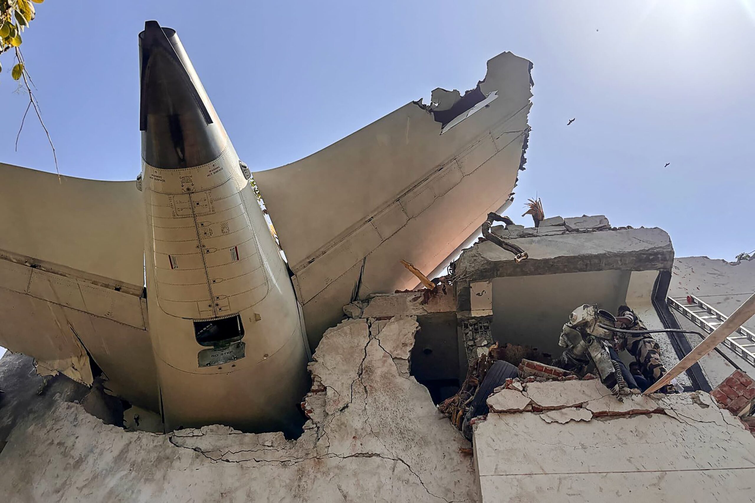 “These Are Not 2 People On Tinder Date”: Expert Defends Dreamliner Pilots