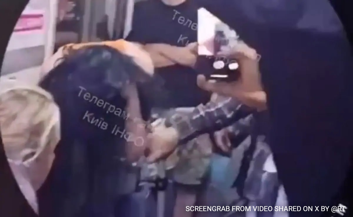 “She’s For Russia, It’s Allowed”: Crowd Assaults Woman In Kyiv Metro