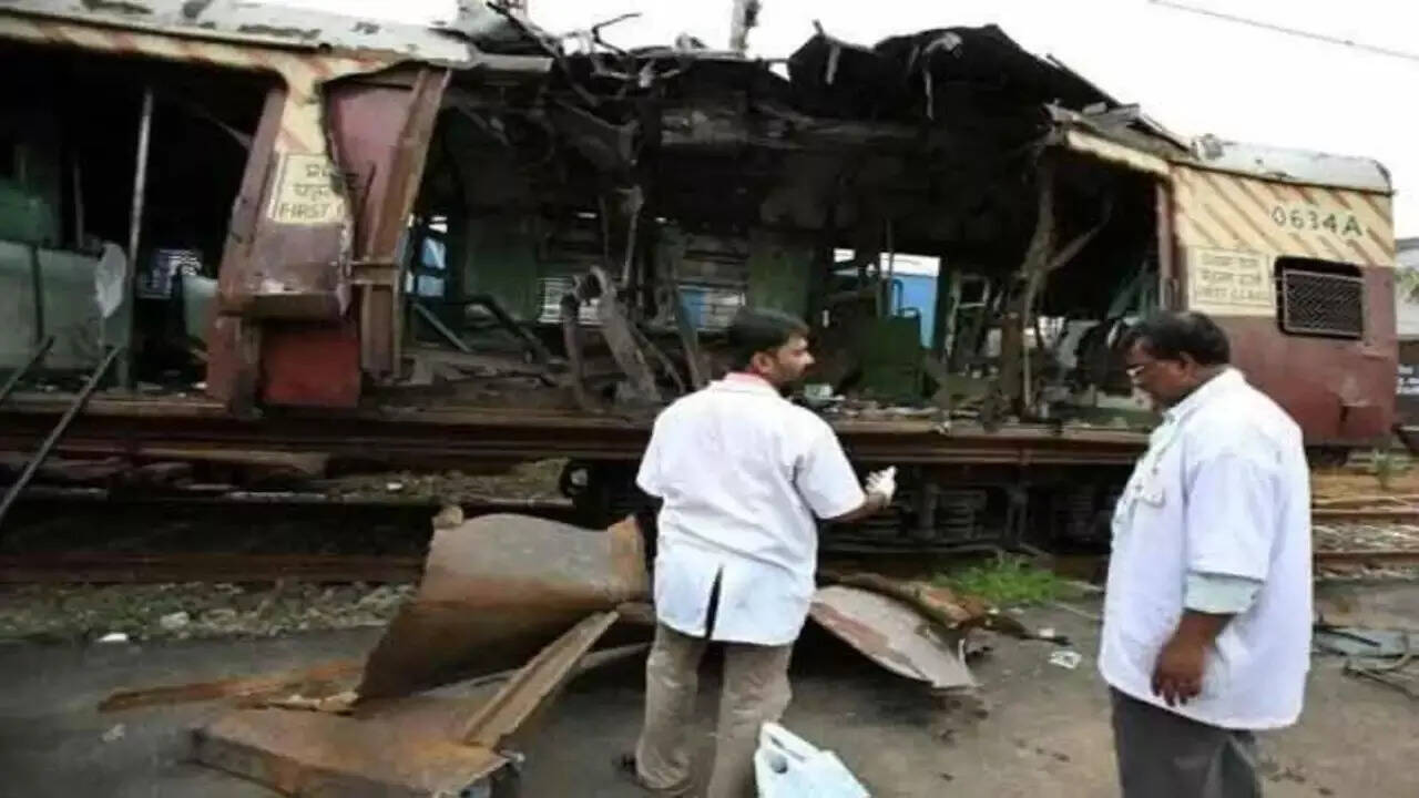 2006 Mumbai train blasts: HC acquits all 12 accused; court says prosecution failed to prove case
