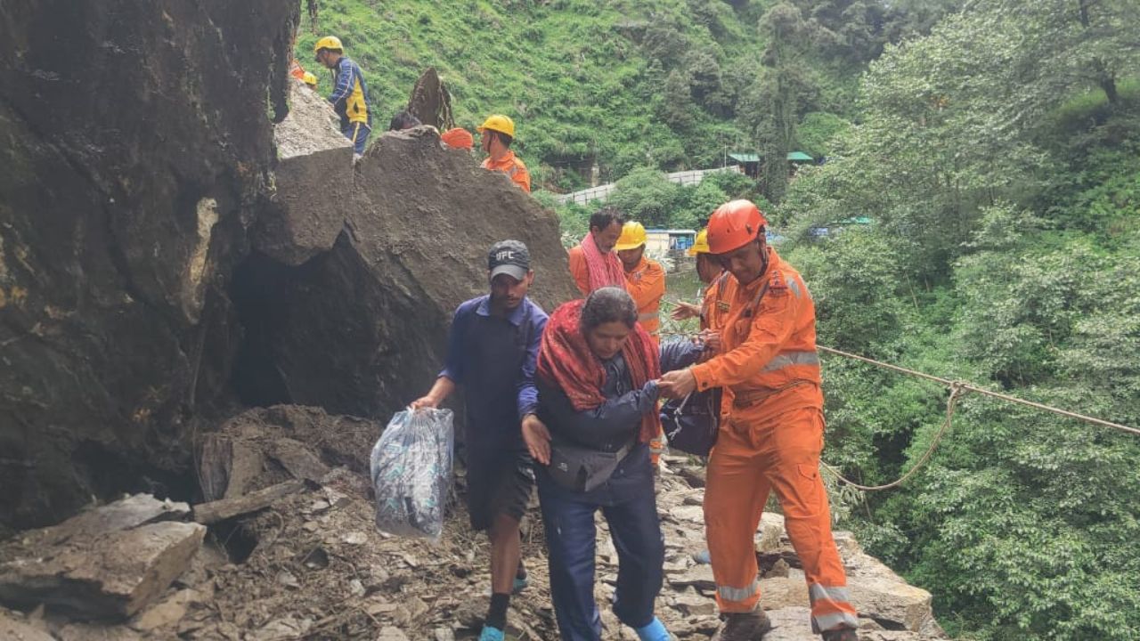 Uttarakhand: Landslide blocks Kedarnath route near Gaurikund; pilgrims halted