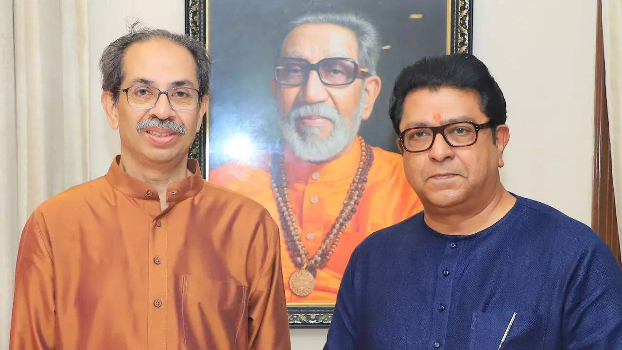 Raj Thackeray enters ‘Matoshree’ after 13 yrs to greet Uddhav on birthday