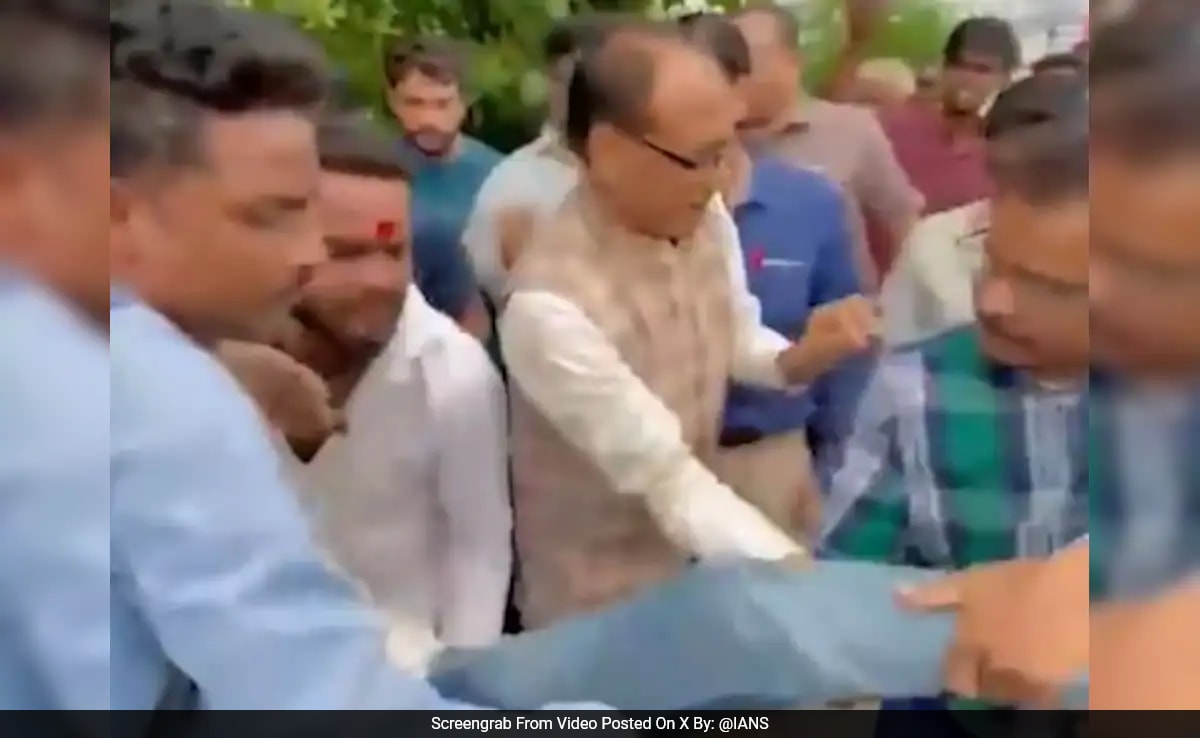 Shivraj Chouhan Stops Convoy To Help Man Injured In Road Accident In Bhopal