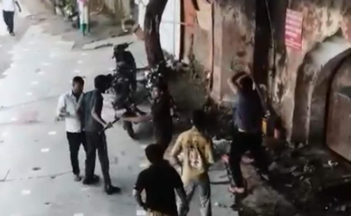 On Camera, Servitor At Delhi’s Kalkaji Temple Beaten To Death Over ‘Prasad’