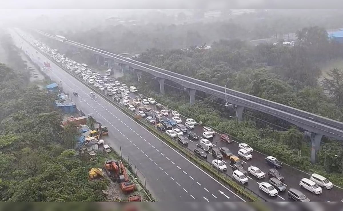 Heavy Rain Leads To Massive Traffic Jam In Mumbai, Many Areas Flooded