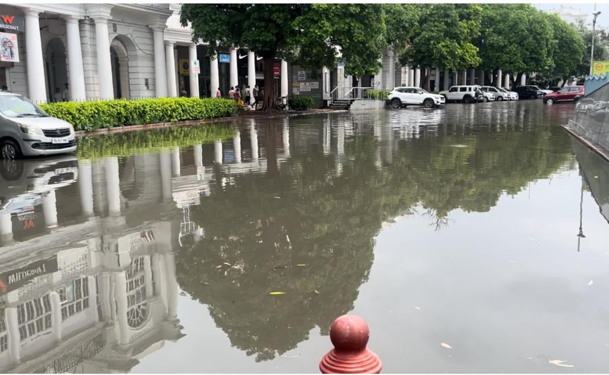 Delhi-NCR Wakes Up To Rain, Weather Department Issues ‘Red Alert’