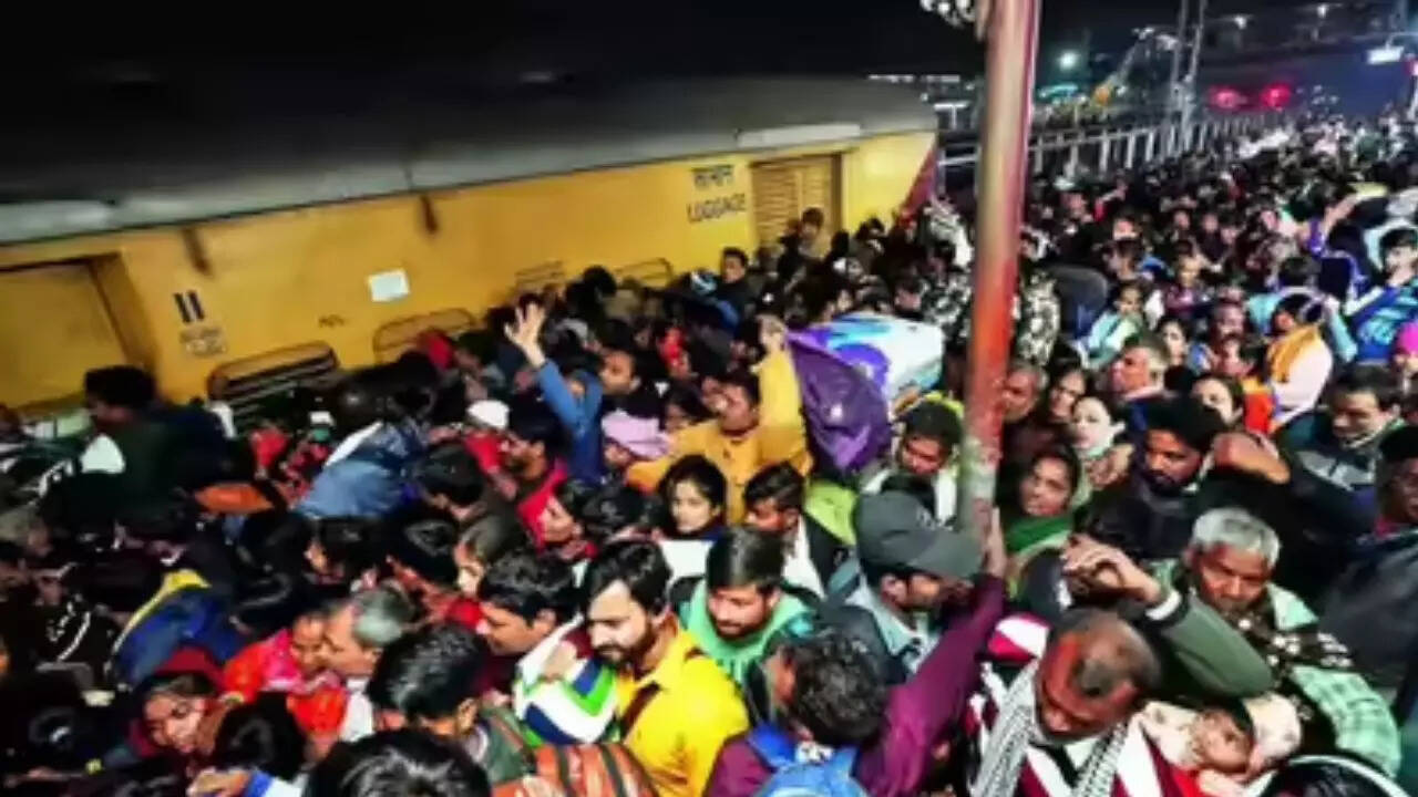 Did a big headload falling from a passenger lead to Delhi station stampede?