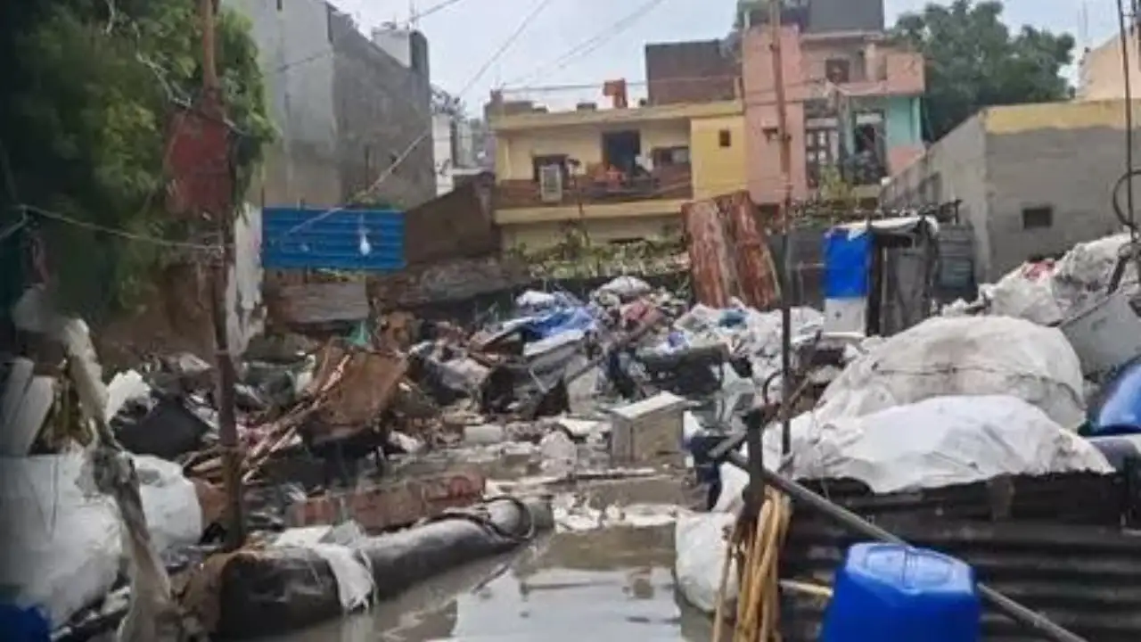 ‘Badi deewar gir gayi hai’: Families recall Delhi wall collapse horror; 7 killed