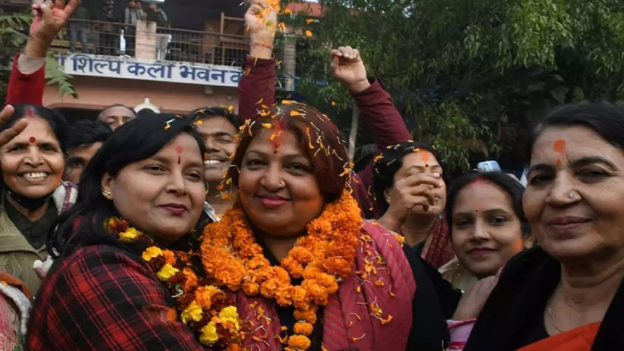 EC sends notice to Muzaffarpur mayor; hours after Tejashwi said she has 2 voter ID cards