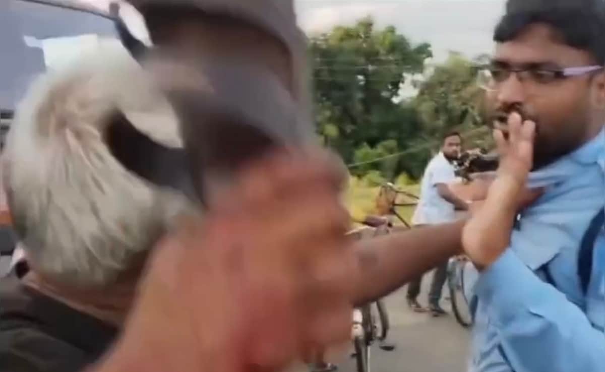 Highway Chaos In Bengal As Truck Driver, Civic Volunteer Thrash Each Other