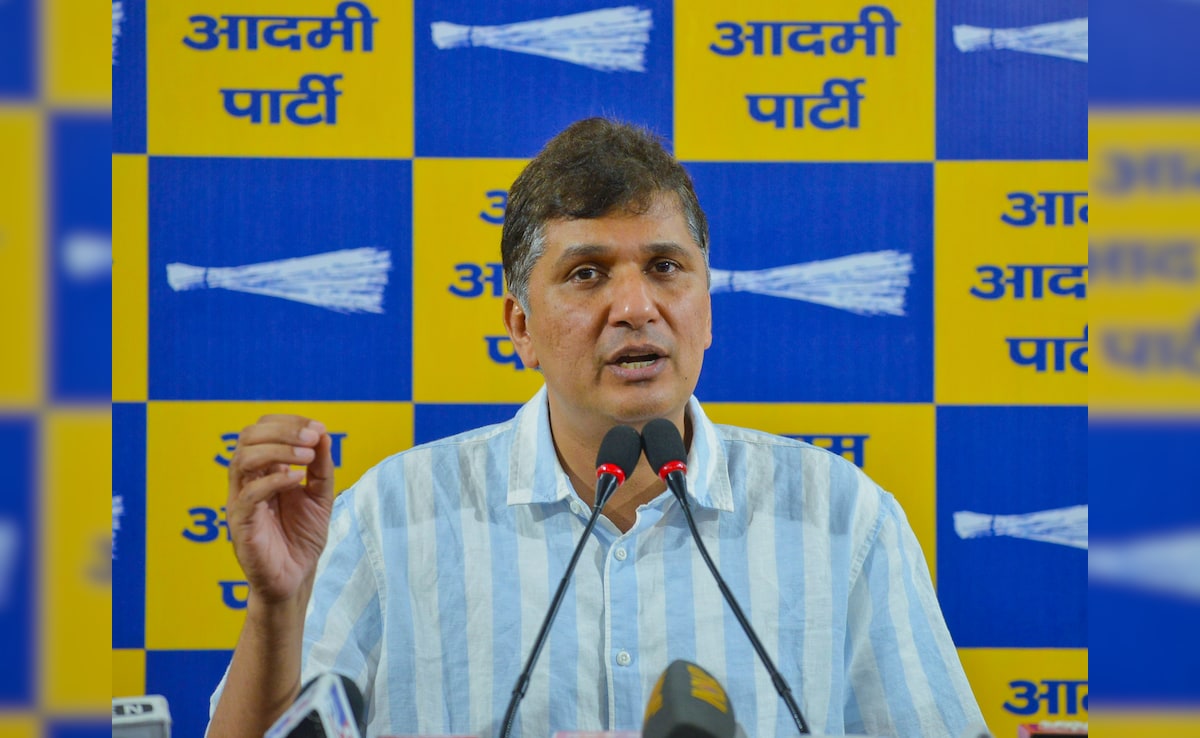 Durga Puja Politics: AAP’s ‘PM Photo’ Charge, BJP’s ‘Arvind Kejriwal’ Reply Durga Puja Politics: AAP’s ‘PM Photo’ Charge, BJP’s ‘Arvind Kejriwal’ Reply