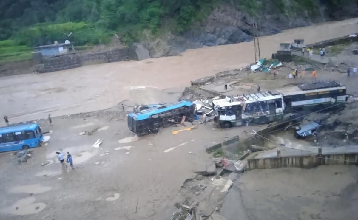 3 Dead, Many Vehicles Buried As Landslides Hit Himachal’s Mandi, Shimla