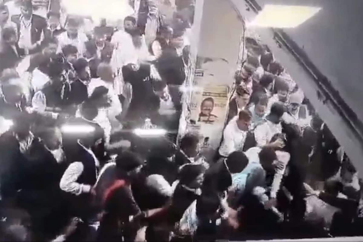 Sub-Inspector Beaten, Robbed Of Cash By Group Of Lawyers At Varanasi Court, Video Is Viral