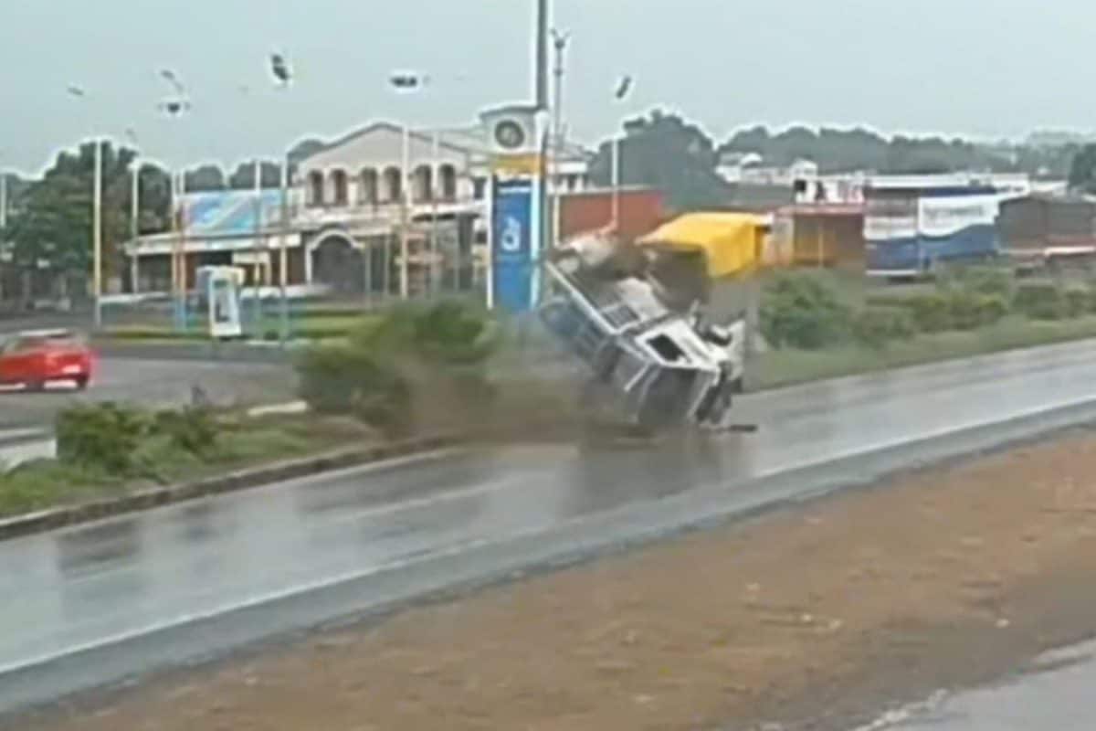 Tempo Loses Control On Pune Highway, 1 Dead; Horrific Accident Caught On Camera