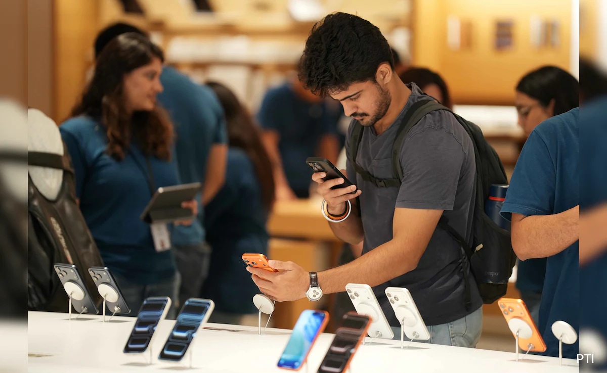 Delhi, Bengaluru, Mumbai: Fans Queue From Midnight As iPhone 17 Hits Stores