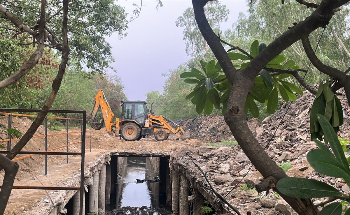 Delhi Government To Build ‘Silt Traps’ Along Drains To Prevent Waterlogging