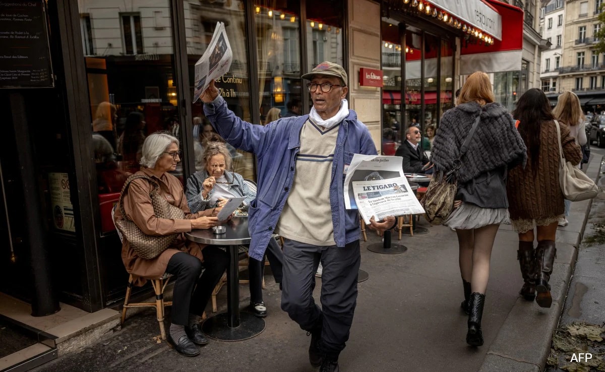 Meet Ali Akbar, Last Newspaper Hawker Who Makes Paris Laugh With His Headlines