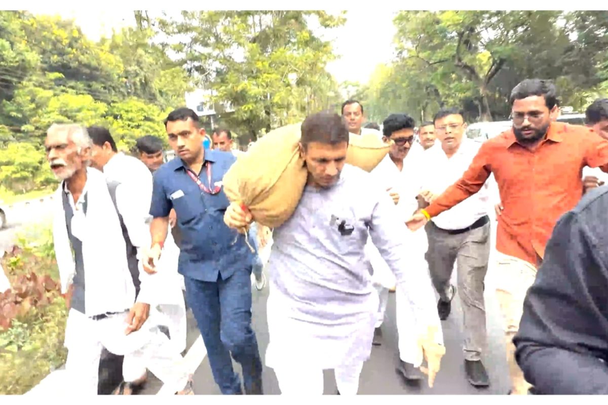 MP Congress Chief Jitu Patwari Arrives At Shivraj Chouhan’s House With Sack Of Paddy | Watch