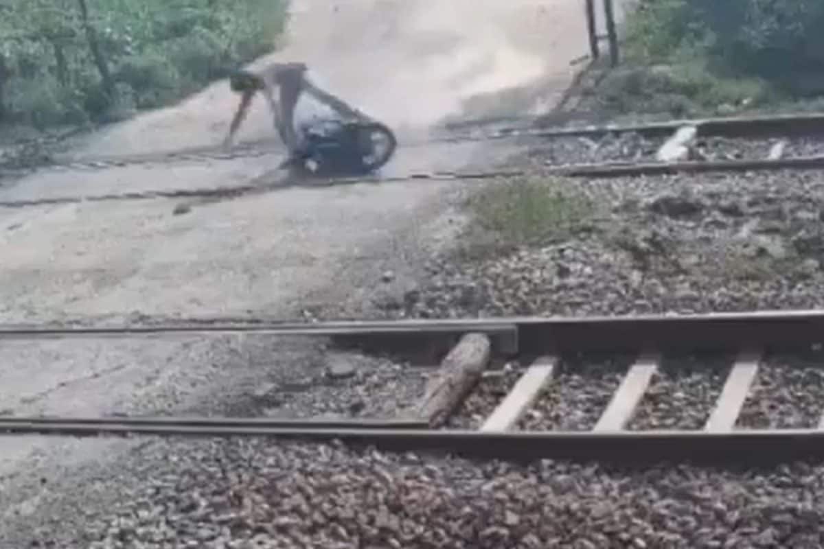 19-Year-Old Killed After Falling From Bike While Crossing Railway Tracks | Video