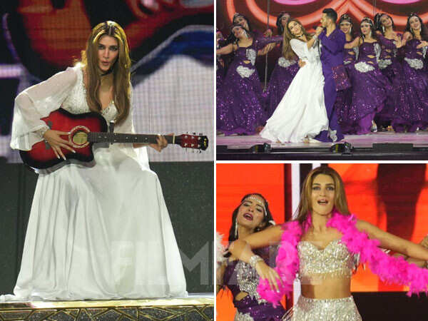 Pictures: Kriti Sanon Recreates Zeenat Amanâs Classics at The 70th Hyundai Filmfare Awards 2025