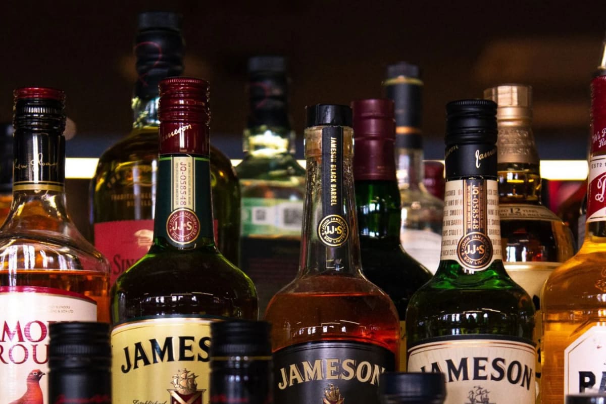 Maharashtra’s Liquor Sales Plunge After Price Hike, Excise Revenue Slumps
