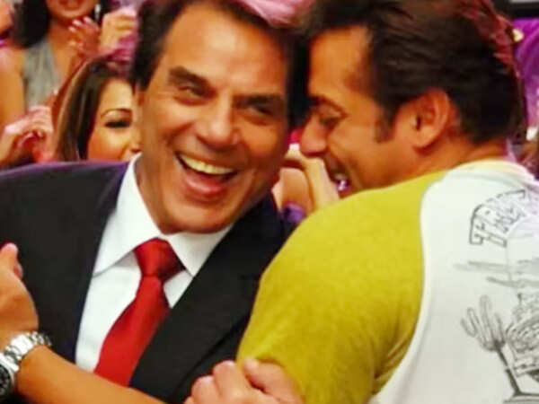 Throwback to Dharmendraâs Unforgettable Moment in Deewangi Deewangi