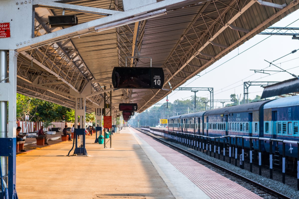 Harassed By People Posing As Transgenders On Trains? Here’s What You Can Do